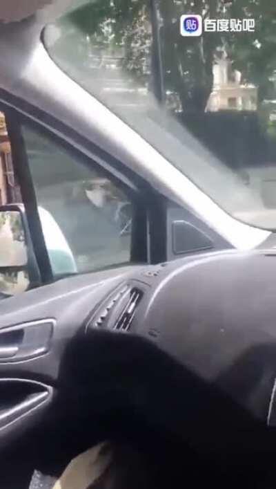 疯狂加速的后果就是车毁人亡 希望这大爷没事