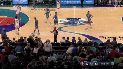 [Highlight] Christian Wood's careless pass nails an unsuspecting fan in the head