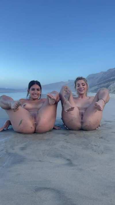 Your favorite plastt gals ;)