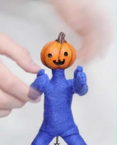 Here’s a spooky animation I did last year for Halloween! This stop motion took over a month, pls enjoy :)