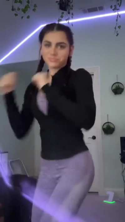 Taylor wearing GymShark Leggings🍑💜