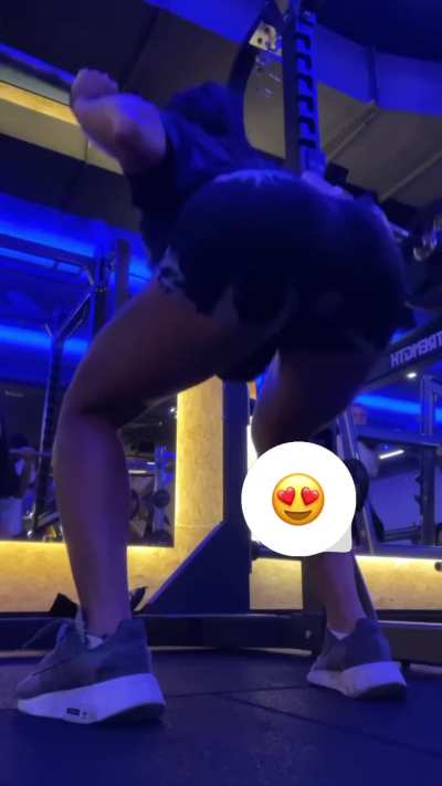 Squat session, don't forget your ass, ladies..