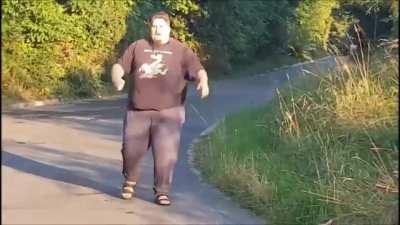 Aggressiv auf Leute zulaufen, die weit weg von seinem Grundstück völlig legal auf öffentlichem Grund stehen. Fordernd 