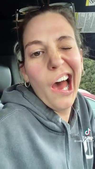 The dentist gave half of her face for too much!!!