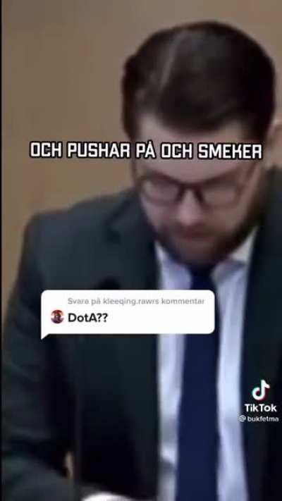 JIMMIE SUS HAN SIYTER I VENTEN (WTF(WAFAN TDRA ÅT FSKOGEN))