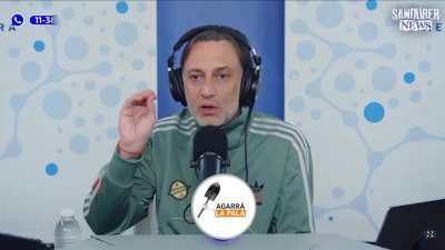 Tronco exponiendo a los periodistas que miran negativamente la quita de aranceles a tecnología que impulsó el gobierno.