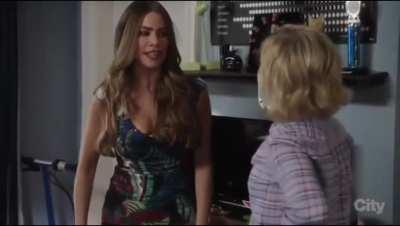 Julie Bowen is surprised at Sofia Vergara's jiggle