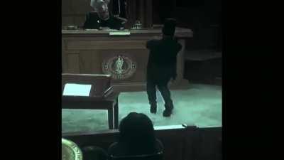 Hoevelynn trying to make friends with the Mordecumser after failing to gank at lvl 9