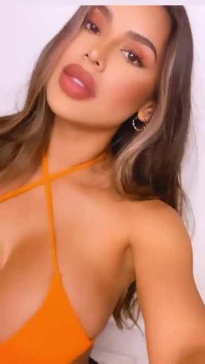 Full lips, big boobs