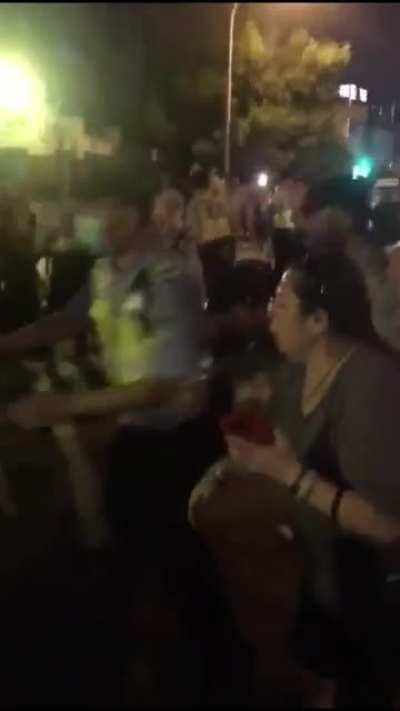 家长聚集在49中门口，晶哥进行亲自抓捕