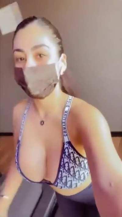 Tremendas tetas ( . )( . )