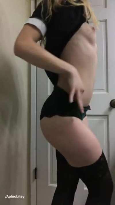 Little goth maid at your service