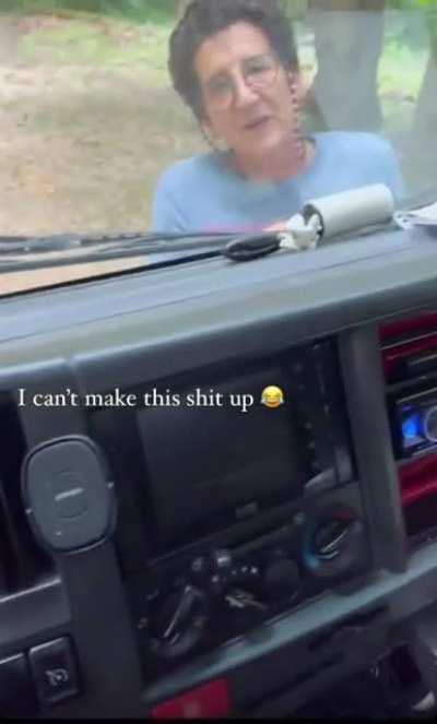 Two Karens prevent delivery driver from leaving