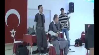 Merheba arkadaşlar, babamla düğünlerde muziksiyenlik yapıyoruz, saz çalan babam, onun yanındaki şalvarlı olan da benim. Rock n roll u turkiyeye kazandırmak için soyle bir turneye çıkmayı planlıyoruz, önerileriniz nelerdir? (Bu arada son bir şey; zORT)