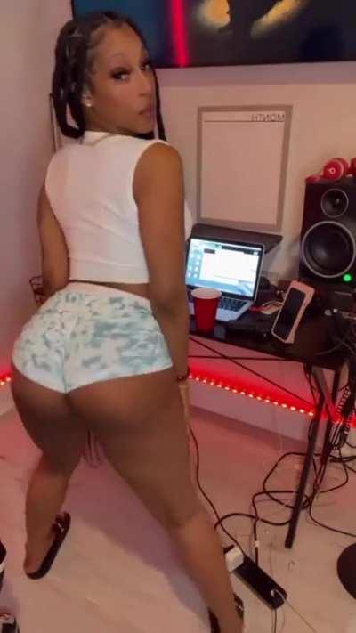 Mizztwerksum Clapping In a Studio
