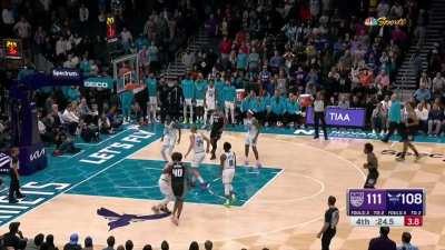 [Highlight] Davion Mitchell hits the clutch jumper to extend the Kings lead to 5