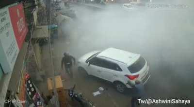 India 🇮🇳: Lawyer Umesh Pal, main witness in BSP MLA Raju Pal assasination in 2005, has been killed by Assailants near his residence in Prayagraj, Uttarpradesh. The assailants were identified as Mohammad Asad Ahmed son of criminal leader Atiq Ahmed, Guddu 