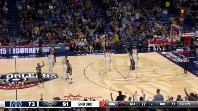 [Highlight] Josh Hart ends the 3rd quarter with a half court buzzer beater