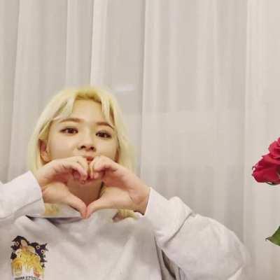 211103 - Jeongyeon sending heart and kiss