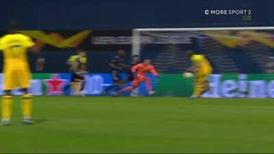 Dinamo Zagreb - Tottenham - Livakovic save on Kane's chance
