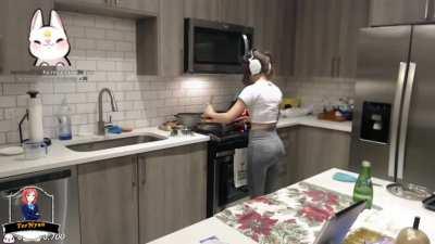 Que le harían a ese culito apretado que se le marca su calzón?