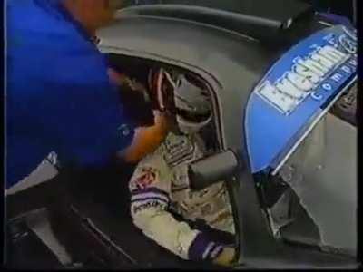 McLaren pit crew 1 second after Ricciardo's final lap at the Abu Dhabi Grand Prix 2022