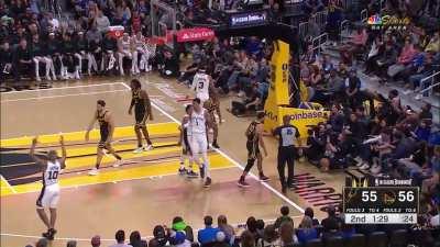[Highlight] Steph Curry locks up Victor Wembanyama in the low post