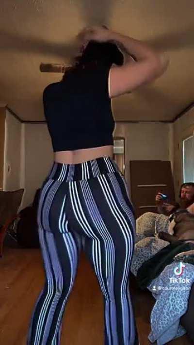 Thick lil brunette (name in the video)