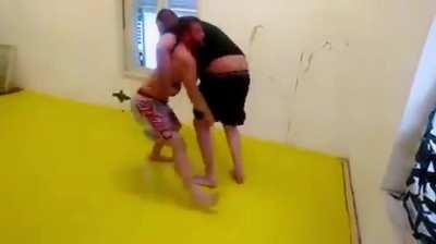 330 lbs untrained man challenges 150 lbs BJJ black belt to a grappling match