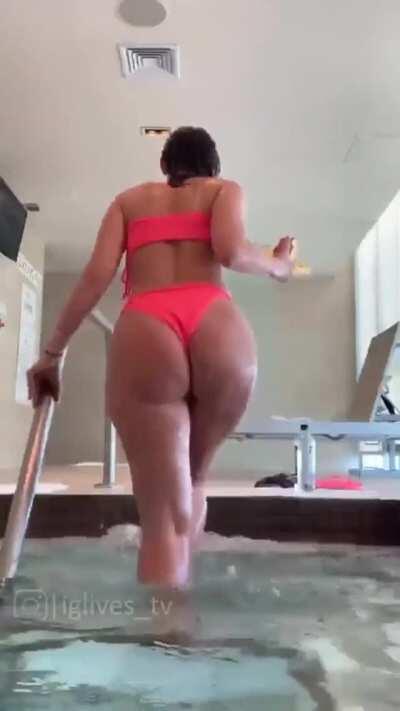 TBT - Love to Watch Her Leave 🍑