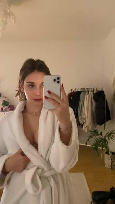 Hi to the 5 horny guys who will see this 🙈