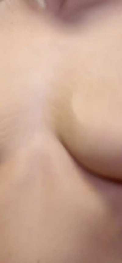 This girl with bouncing tits is enjoying the ride