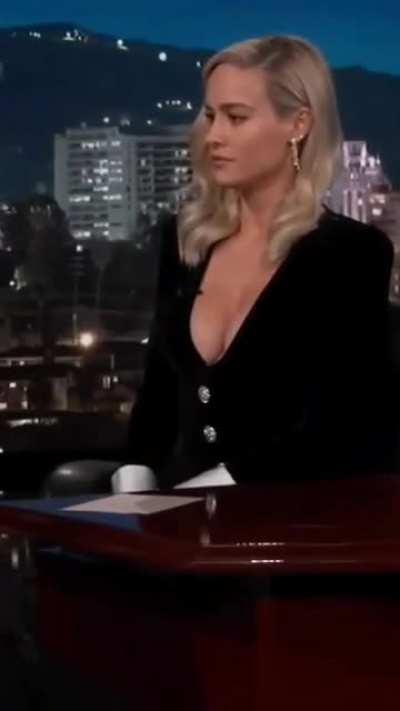 Brie Larson discussing bra sizes 😳