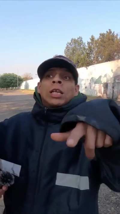 Joven defendió a Zazza el italiano en su recorrido por los barrios de Argentina