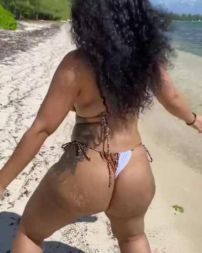 Moving her delicious ass on the beach 🍑🔥check in comments👇