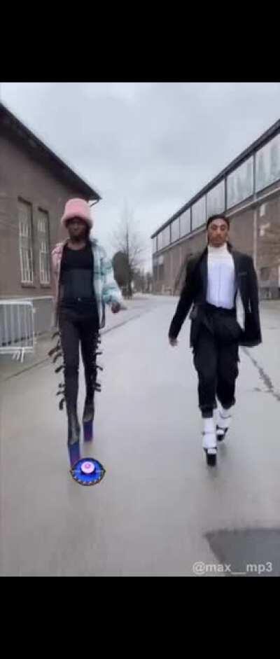 the girlies trying to siege the inhib tower against a field of clitlyn traps 😒🤬