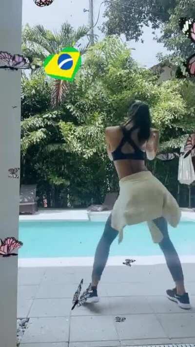 She’s annoying when she puts the hoodie around her waste to dance like this