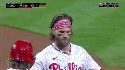 [Highlight] [Highlight] Bryce Harper runs through the stop sign to score the Phillies' fourth run.