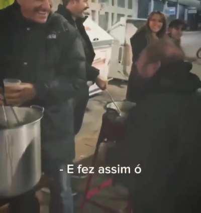 Morador de rua se emociona ao conhecer Dunga, que estava fazendo distribuição de alimentos