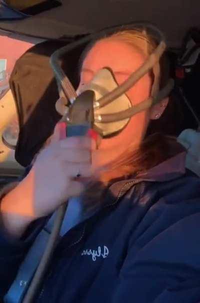 Automatically adjusting oxygen mask for pilots