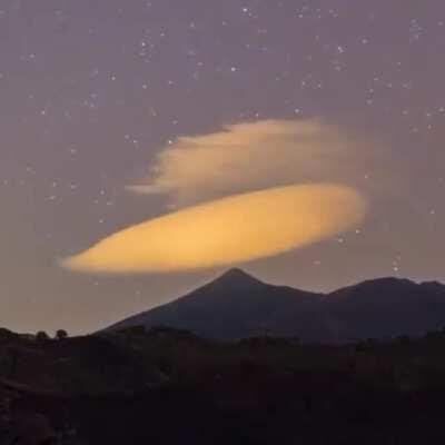 🔥 Lenticular cloud above Mount Teide, Spain ☁️