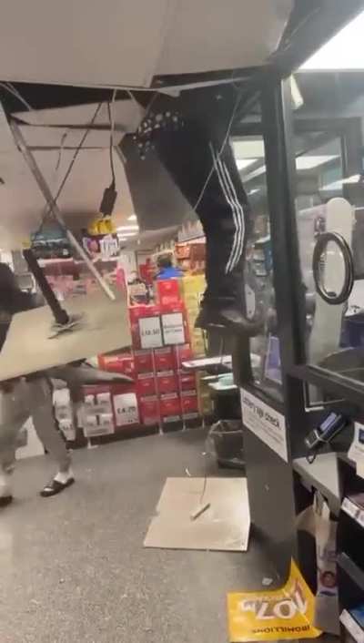 Video : Tesco thief climbs through the roof to steal cash in Leicester, London 2024