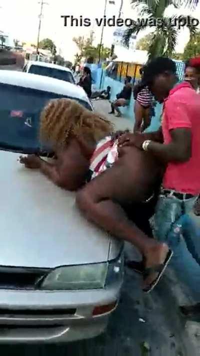 BBC pleasing a BBW on the street.