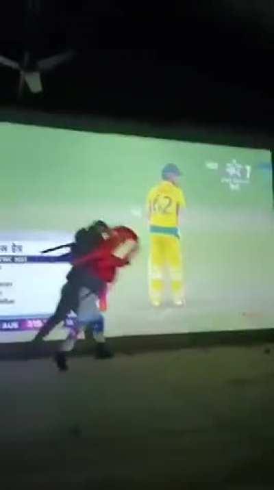 Indian fan angry after Head's century