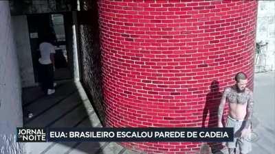 Brasileiro fugindo da penitenciária americana no estilo Homem-Aranha.