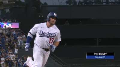 [Highlight] Muncy homers to dead center off of Gausman on his bobblehead night. Dodgers lead 3-0.