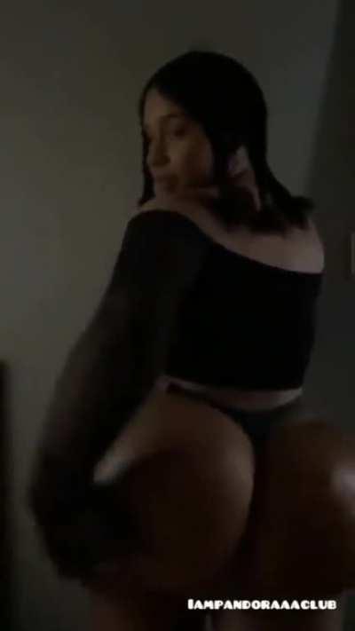 Iam.pandoraaa slapping ass