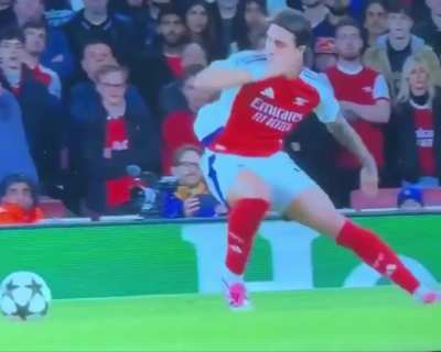 Calafiori getting injured the exact same way for Club & Country is... WILD?