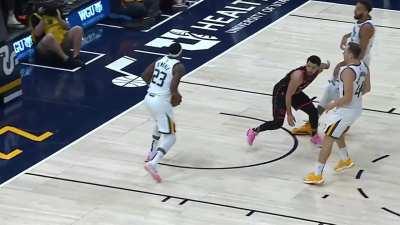 [Highlight] The Jazz move the ball in transition and Rudy Gobert caps it off with a behind the back dime to Royce O'Neale.