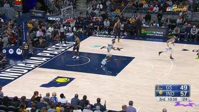 [Highlight] PG Kevon Looney Brings Up the Ball and Gets the Wide Open Lane to the Rim